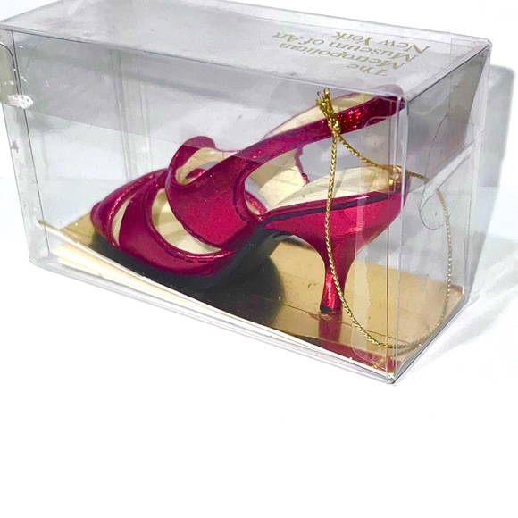 Metropolitan Museum of Art New York red shoe decor in sealed box. - Picture 2 of 14